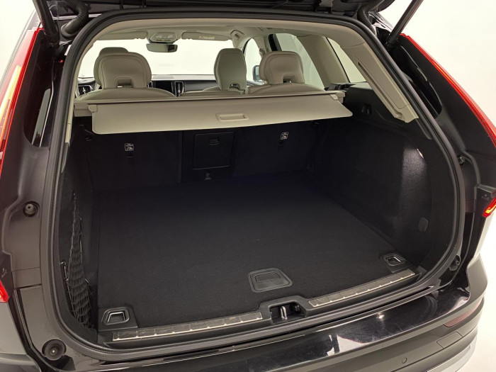 Volvo XC60 B5 AWD INSCRIPTION REZERVACE