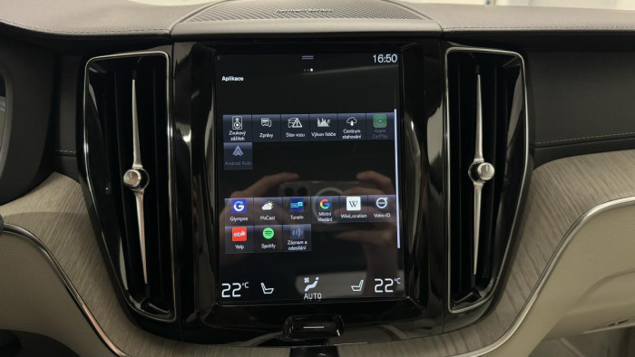 Volvo XC60 T8 AWD RECHARGE REZERVACE