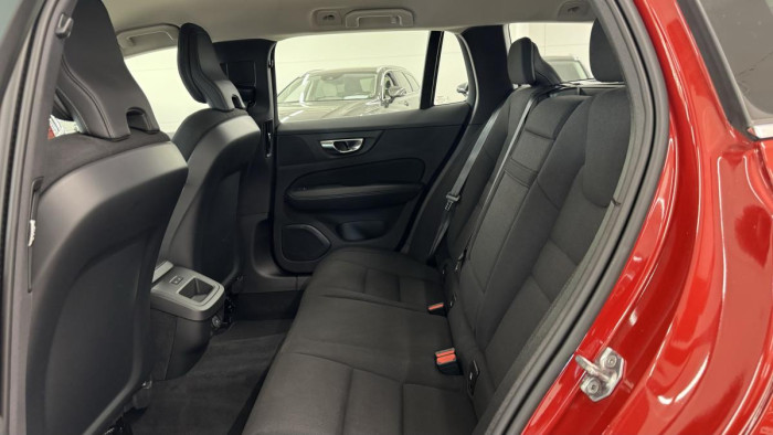 Volvo V60 B4 MOMENTUM AUT REZERVACE 2.0 Momentum