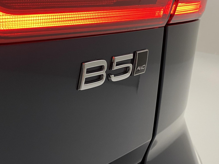 Volvo XC60 B5 AWD PLUS DARK REZERVACE
