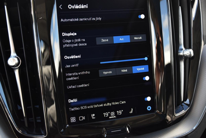 Volvo XC60 B4 AWD R-Design REZERVACE