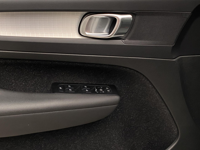 Volvo XC40 B4 MOMENTUM REZERVACE 2.0 Momentum
