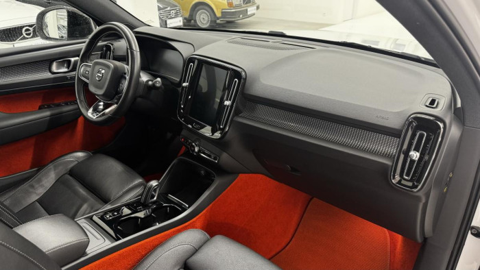 Volvo XC40 T4 AWD R-DESIGN REZERVACE