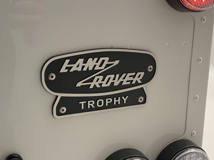 Land Rover Defender WORKS V8 TROPHY II 1 z 25 5.0 V8