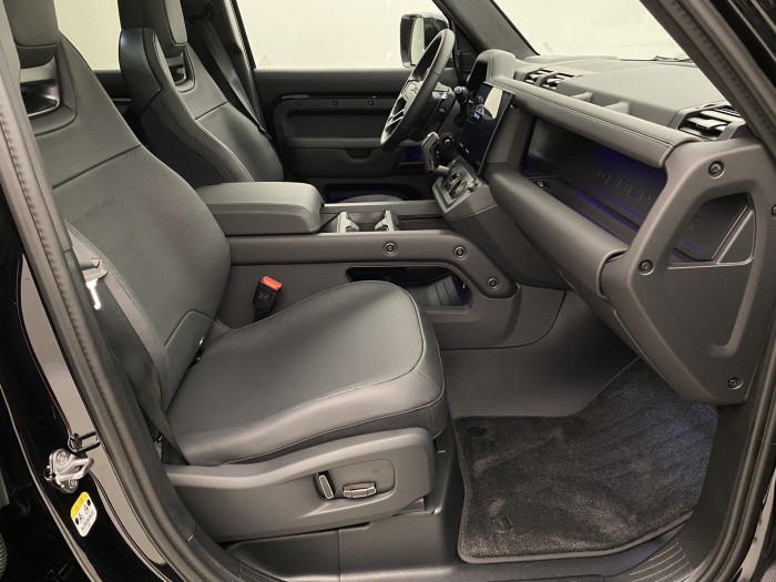 Land Rover Defender OCTA BLACK P635