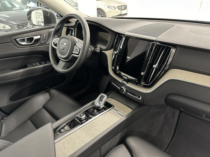 Volvo XC60 B5 AWD PLUS BRIGHT REZERVACE 2.0 Plus