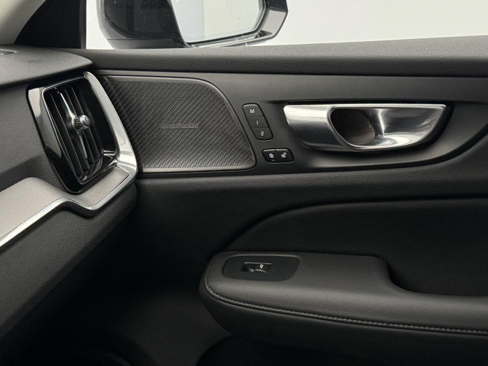 Volvo V60 B4 PLUS DARK 1.maj