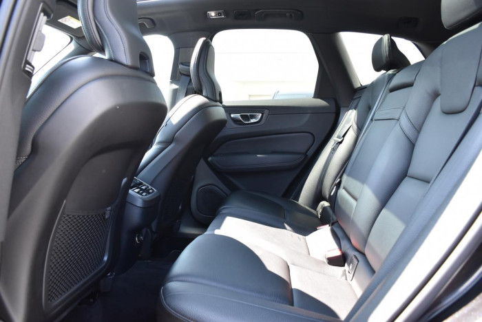 Volvo XC60 T6 AWD R-DESIGN REZERVACE