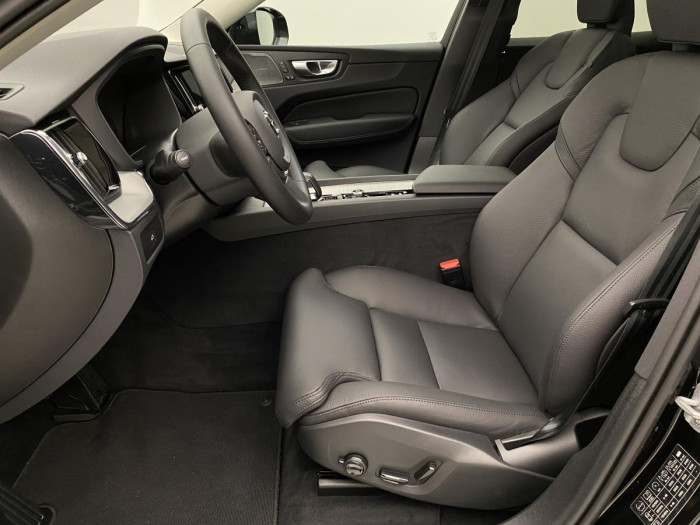 Volvo XC60 B4 AWD PLUS DARK AUT REZERVACE