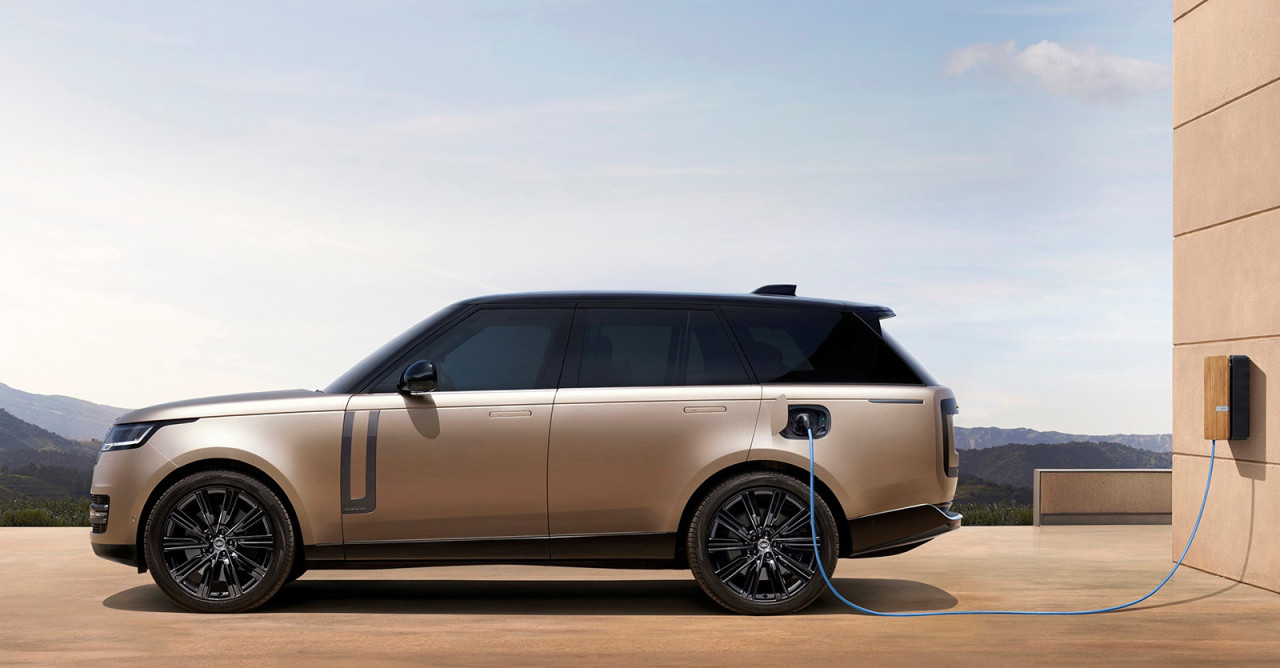 Nabídka modelové řady Range Rover se rozšířila o vrcholný model SV a plug-in hybrid