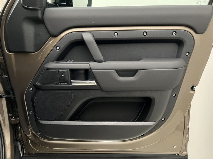 Land Rover Defender 110 D250 X-DYNAMIC SE AWD Aut 3.0 d Dynamic SE