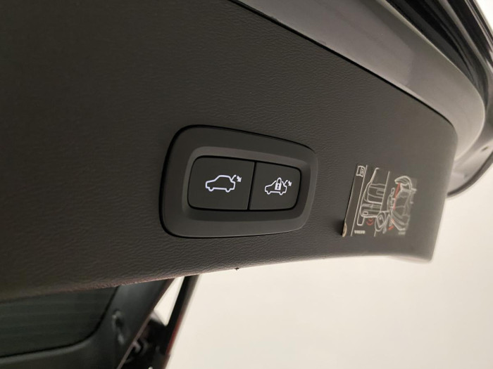 Volvo XC40 B4 R-DESIGN AUT REZERVACE