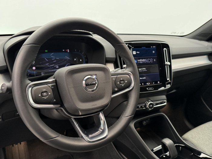 Volvo XC40 B3 PLUS DARK AUT REZERVACE