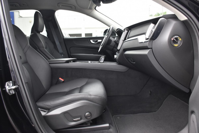 Volvo XC60 B5 AWD MOMENTUM AUT REZERVACE 2.0 Momentum