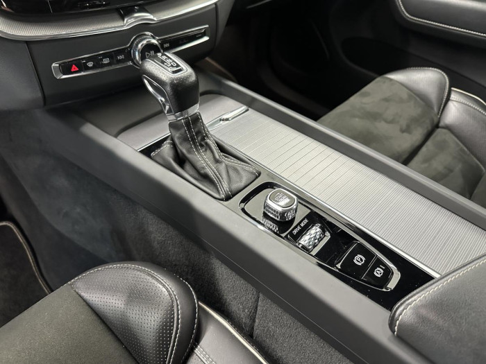 Volvo XC60 D5 AWD R-DESIGN AUT REZERVACE 2.0 d