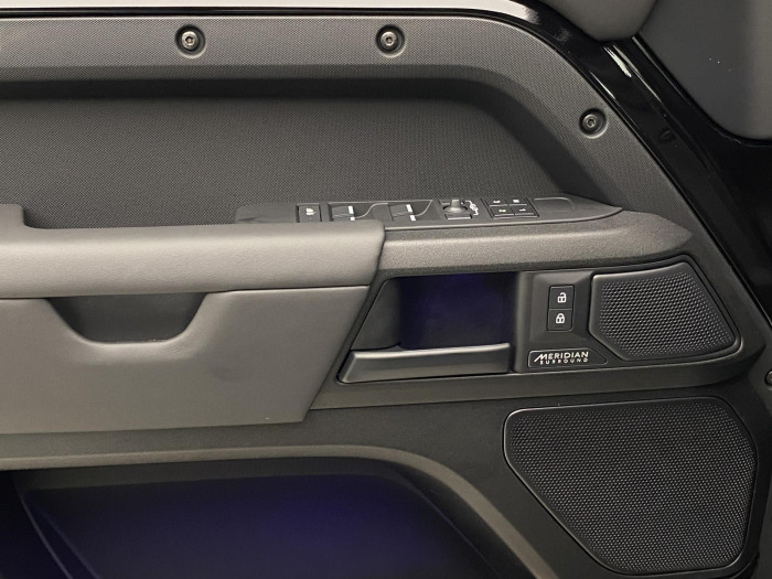 Land Rover Defender OCTA BLACK P635