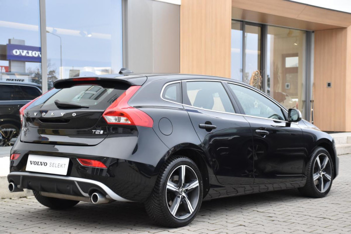 Volvo V40 T2 R-Design REZERVACE