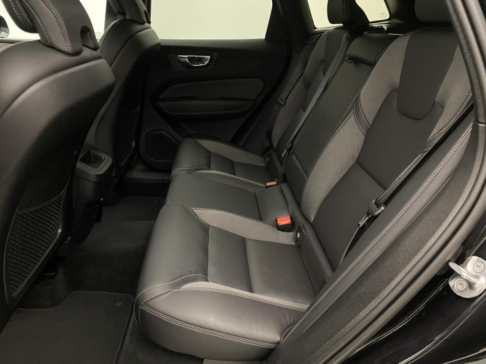 Volvo XC60 B4 AWD R-DESIGN AUT REZERVACE