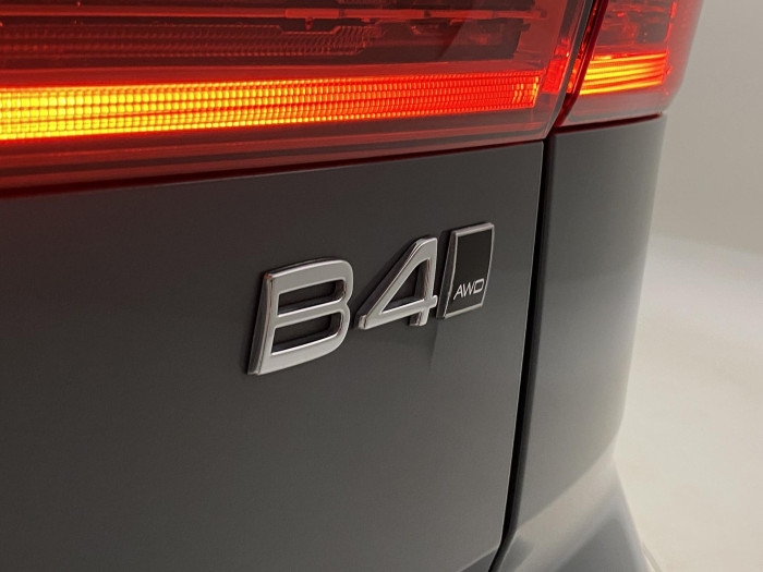 Volvo XC60 B4 AWD PLUS DARK AUT 1.maj