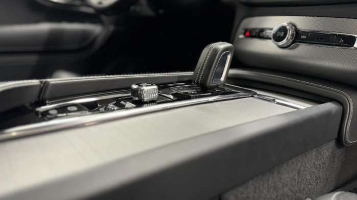 Volvo XC90 B5 AWD R-DESIGN AUT REZERVACE