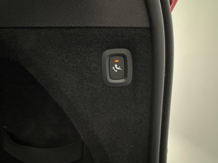 Volvo XC90 B5 AWD R-DESIGN REZERVACE