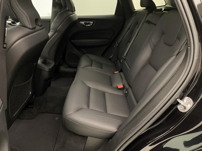 Volvo XC60 B4 AWD R-DESIGN REZERVACE