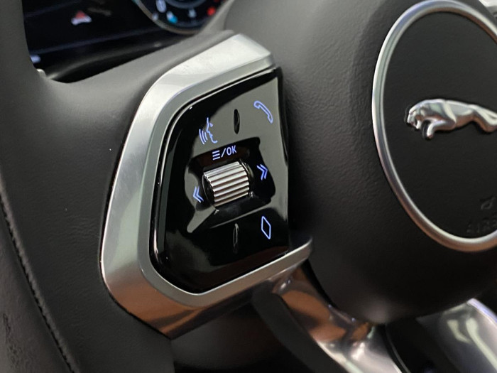 Jaguar F-Pace D200 AWD R-DYNAMIC REZERVACE 2.0 d Dynamic