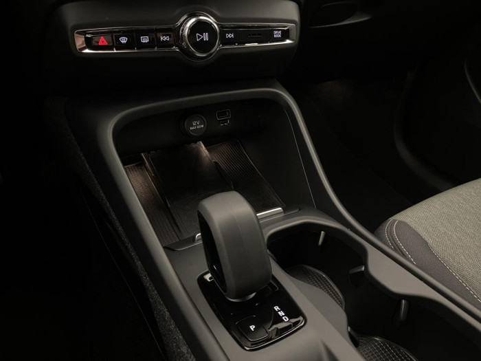 Volvo XC40 B4 MOMENTUM AUT REZERVACE 2.0 Momentum