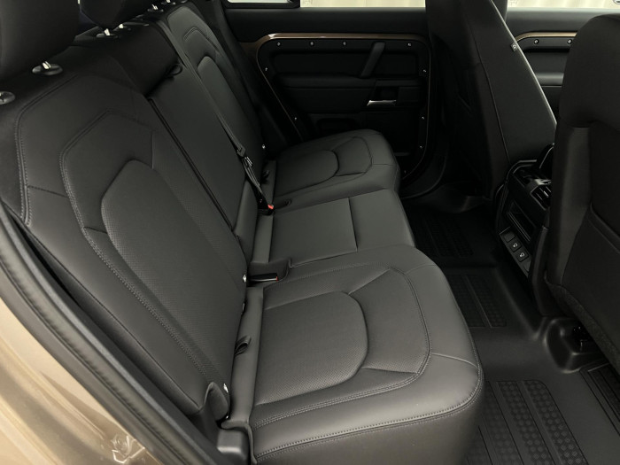 Land Rover Defender 110 D200 S AWD Aut REZERVACE 3.0 d