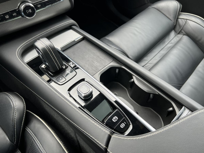 Volvo XC90 T8 AWD R-DESIGN Aut REZERVACE