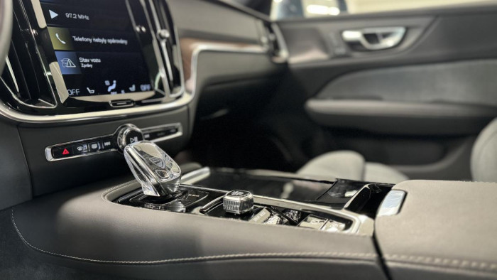 Volvo V60 T6 RECHARGE AWD REZERVACE