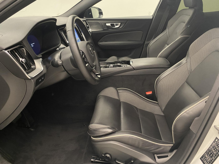 Volvo S60 T6 AWD PLUS DARK REZERVACE