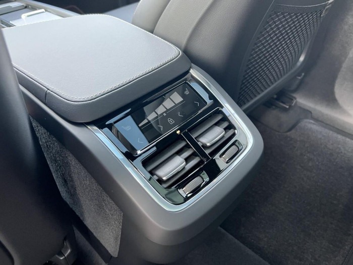Volvo XC90 B5 AWD ULTIMATE DARK REZERVACE