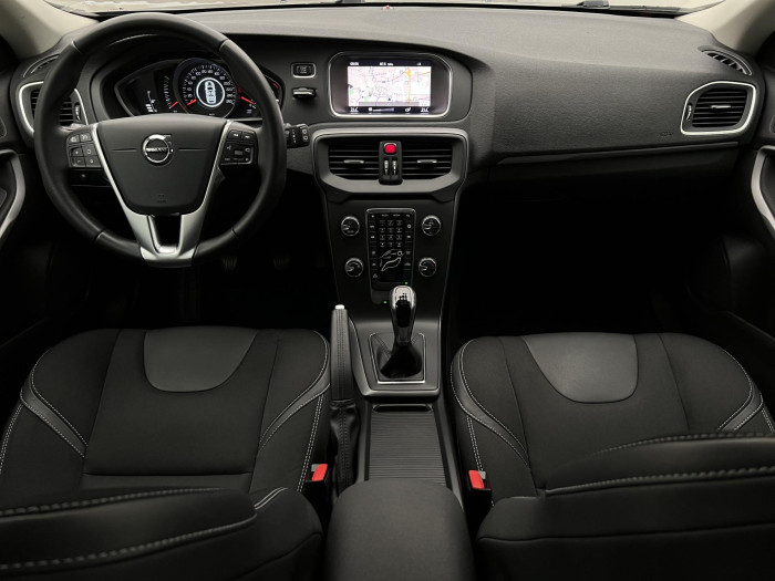 Volvo V40 T2 BLACK EDITION 1.maj. 2.0 Edition