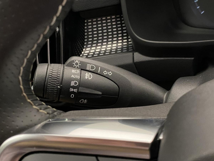Volvo XC40 T3 R-DESIGN AUT REZERVACE