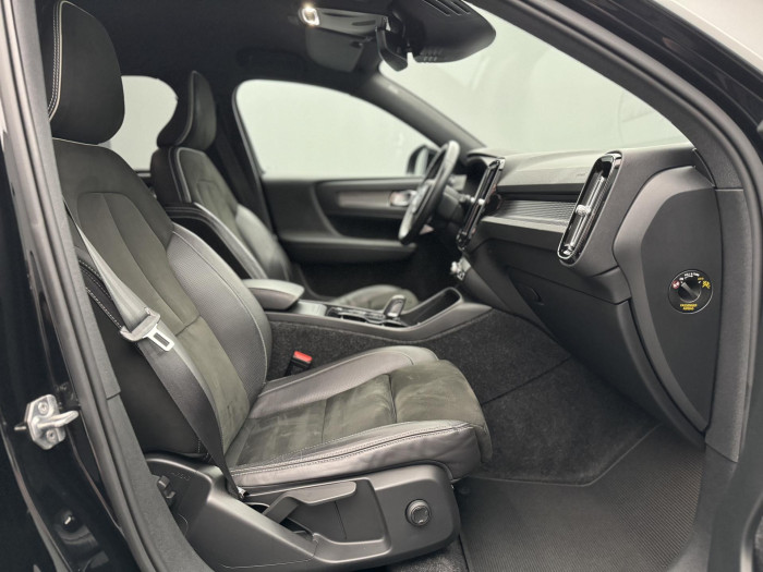 Volvo XC40 D4 AWD R-DESIGN AUT CZ 1. maj 2.0 d