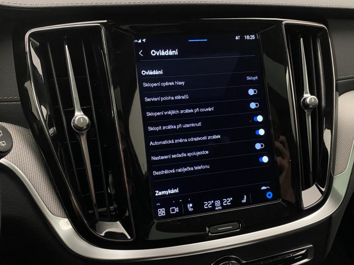 Volvo V60 B4 ULTIMATE DARK AUT REZERVACE