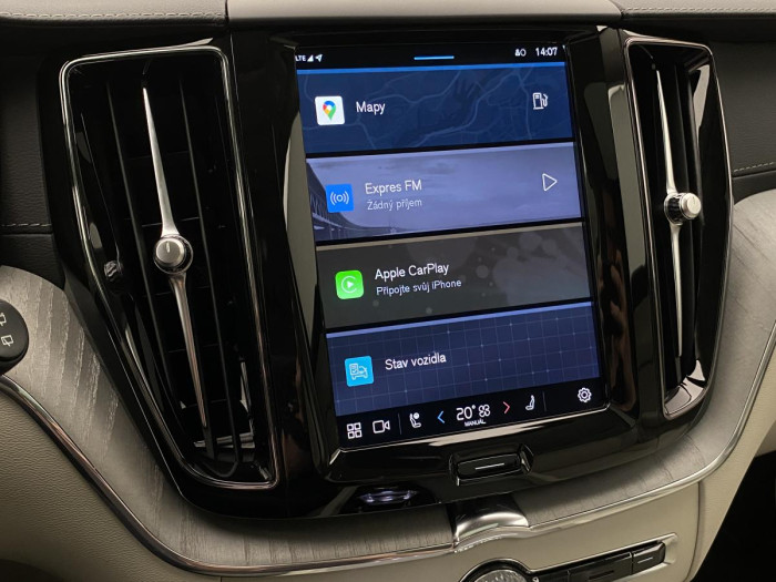 Volvo XC60 B4 AWD ULTIMATE DARK REZERVACE