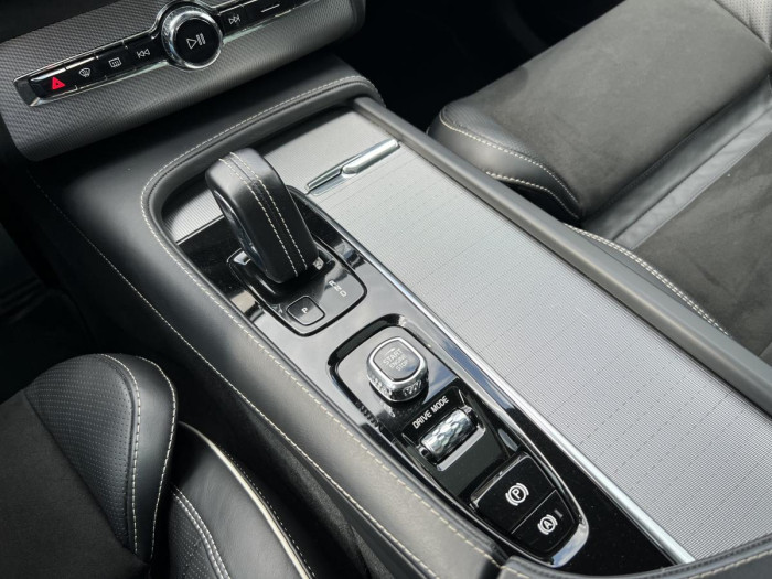 Volvo XC90 B5 R-DESIGN AWD 7MÍSTNÁ Aut