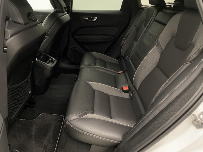 Volvo XC60 B5 AWD R-DESIGN REZERVACE