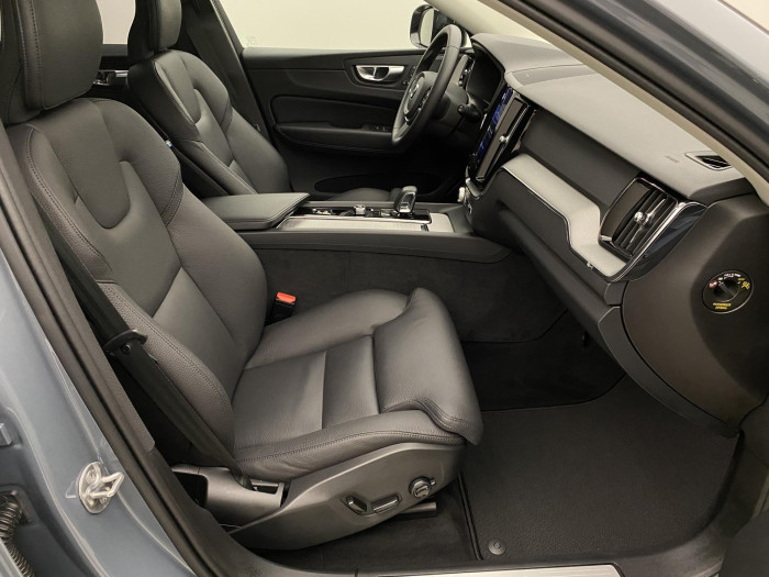 Volvo XC60 B4 AWD PLUS DARK AUT 1.maj