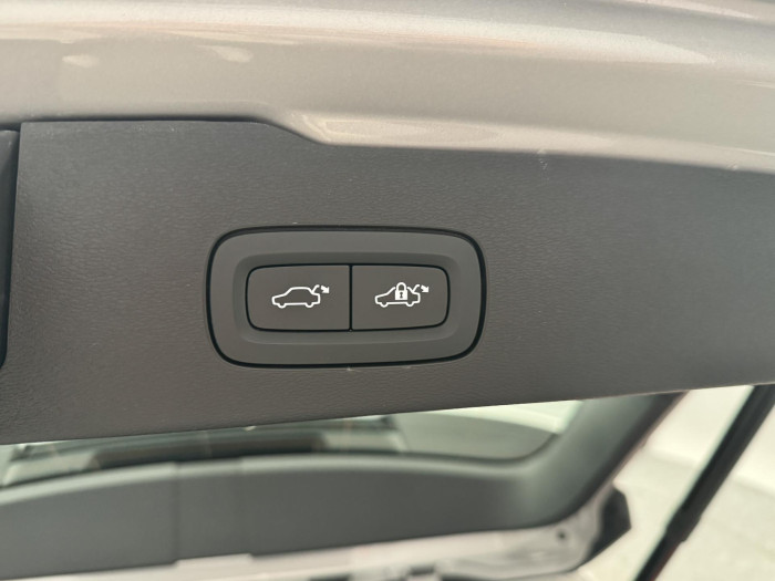 Volvo V60 B4 DARK PLUS AUT CZ 1.maj