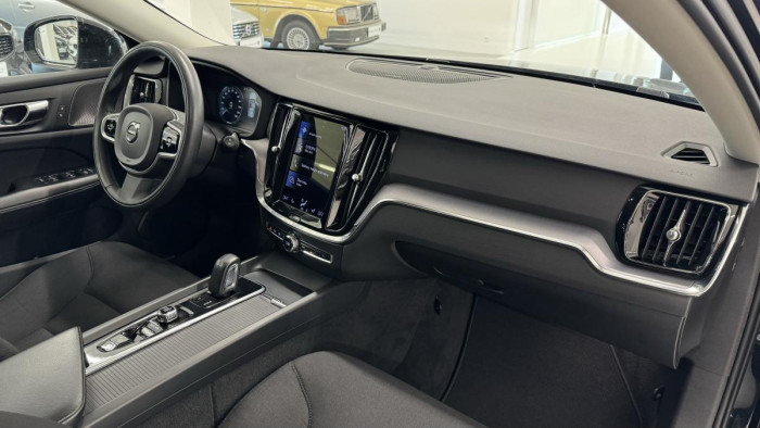 Volvo V60 B4 CROSS COUNTRY REZERVACE