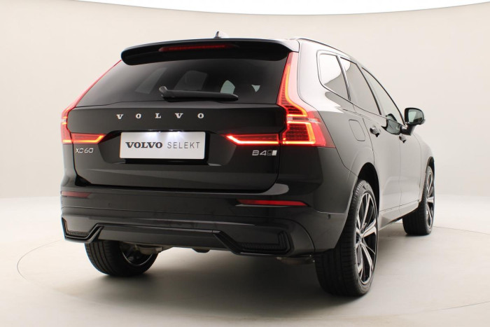 Volvo XC60 B4 AWD ULTIMATE AUT REZERVACE