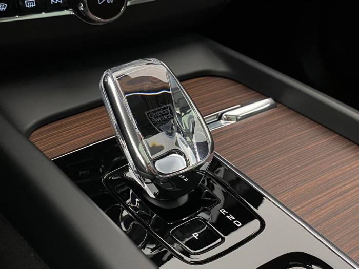 Volvo XC60 B4 AWD DARK ULTIMATE REZERVACE