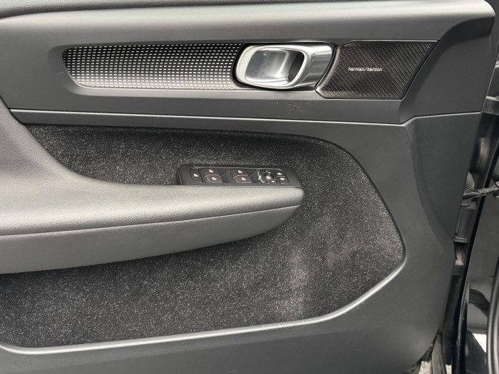 Volvo XC40 D4 AWD R-DESIGN AUT CZ 1. maj 2.0 d