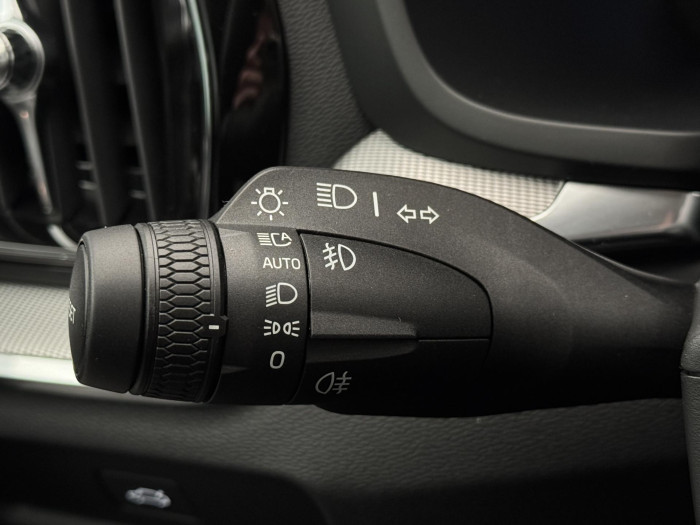 Volvo V60 B4 PLUS DARK AUT 1.maj.