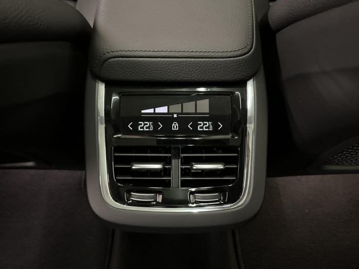 Volvo XC60 B5 AWD PLUS BRIGHT REZERVACE 2.0 Plus