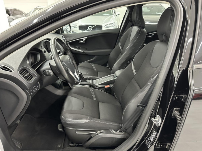 Volvo V40 T2 BLACK EDITION REZERVACE 2.0 Edition