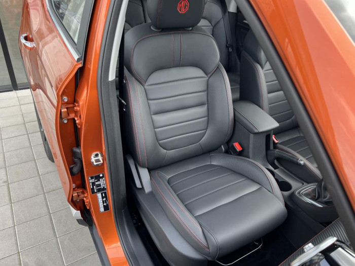 MG ZS ELEGANCE - ZIMNÍ PNEU ZDARMA* 1.0 Elegance